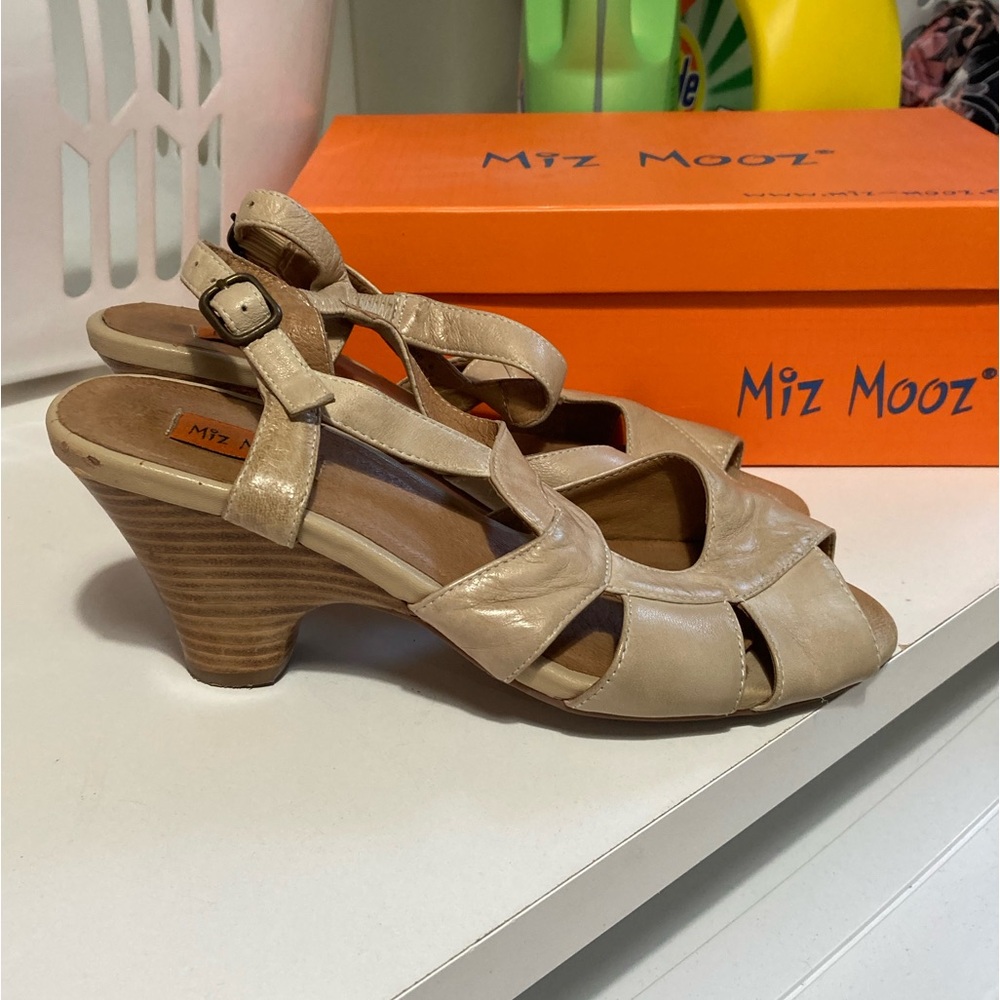 Very cute Miz Mooz sandales. Leather with low heels. Very good use condition.